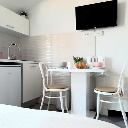 Studio Apartments Regina Bol Exterior foto